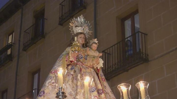 Así desfila la procesión de la Virgen de la Candelaria por las calles de Madrid