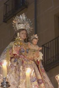 Así desfila la procesión de la Virgen de la Candelaria por las calles de Madrid