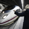 Adif pide a las operadoras suspender los últimos AVE del corredor Madrid-Barcelona para reforzar el mantenimiento