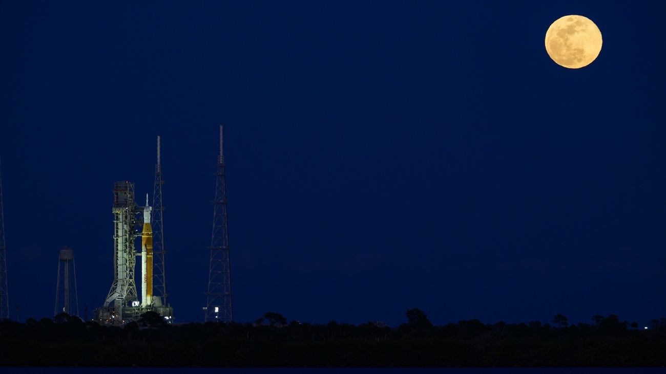 Vista de la Luna sobre el cohete Artemis II de la NASA
