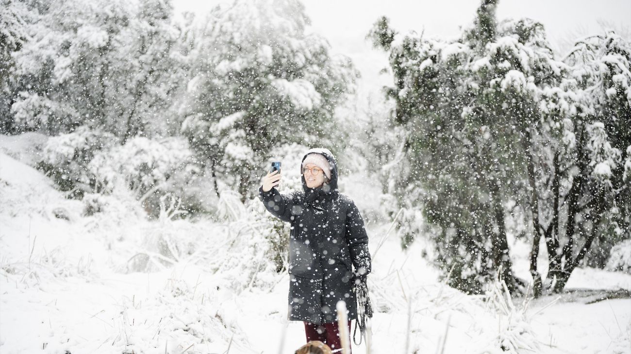 Una mujer se hace una foto en la nieve