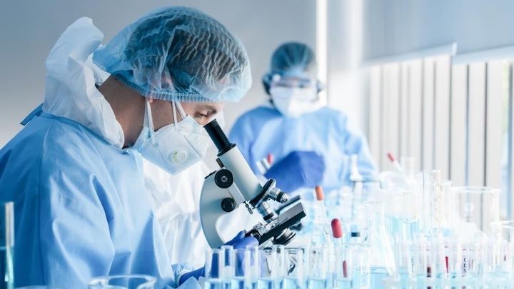 Dos investigadores en el laboratorio