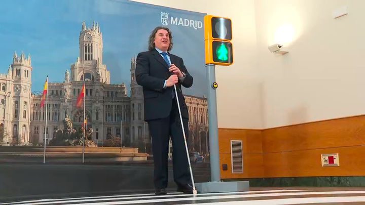 Madrid va a instalar más de 400 semáforos inteligentes adaptados para personas invidentes