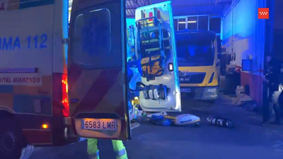 Un trabajador, en estado crítico tras caerle encima un coche desde el elevador de un taller mecánico en Leganés