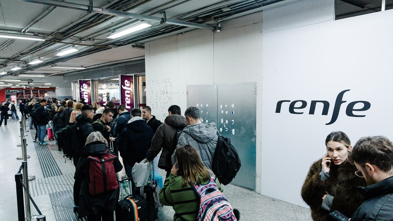 Personas haciendo cola en atención al cliente de Renfe de la estación Madrid Puerta de Atocha - Almudena Grandes