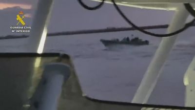 VÍDEO: La Guardia Civil intercepta una narcolancha en el Guadalquivir tras una persecución marítima y aérea