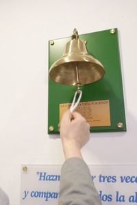 María José toca la 'Campana de los Sueños' tras finalizar su tratamiento contra el cáncer