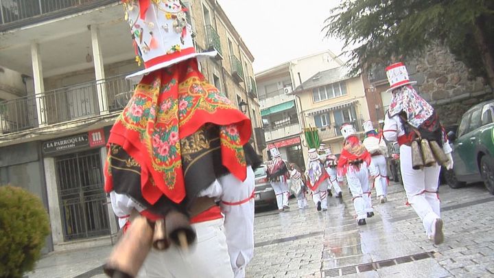 La fiesta de San Blas revive en Miraflores con el estruendo bicentenario de Los Perreros