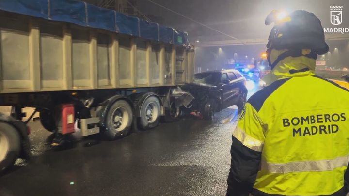 Tres jóvenes heridos tras colisionar un turismo contra un camión en la M-30