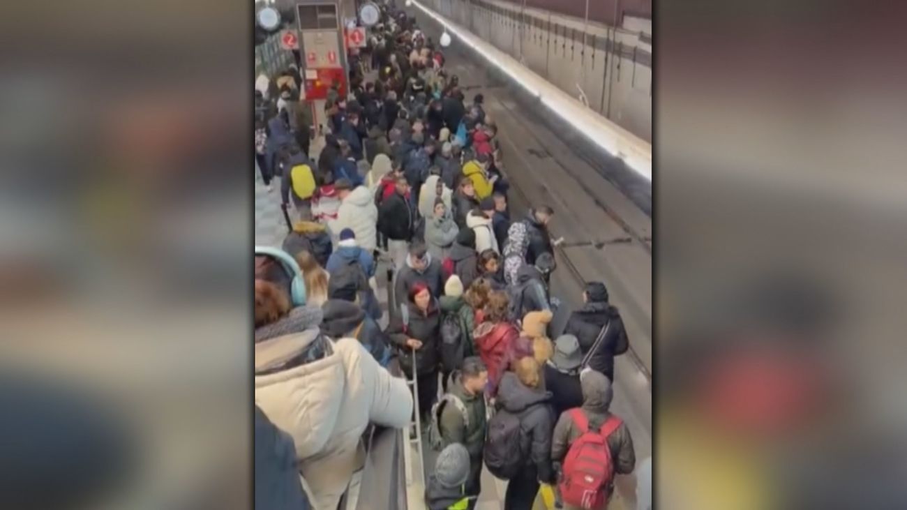 Aglomeraciones y viajeros enfadados por las obras en la estación de Cercanías de Parla