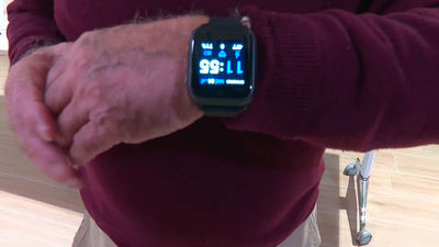 La teleasistencia madrileña da el salto tecnológico: se triplica el uso de relojes inteligentes entre los mayores