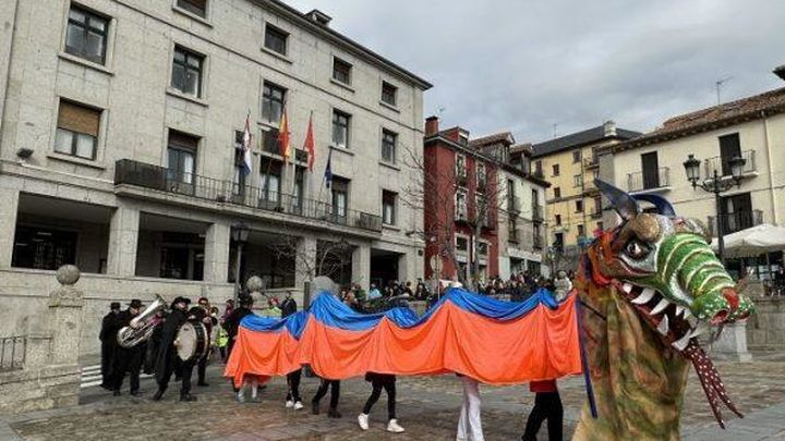 San Lorenzo de El Escorial da el pistoletazo al carnaval con el desfile encabezado por el Gran Dragón