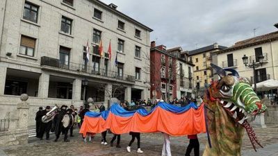 San Lorenzo de El Escorial da el pistoletazo al carnaval con el desfile encabezado por el Gran Dragón