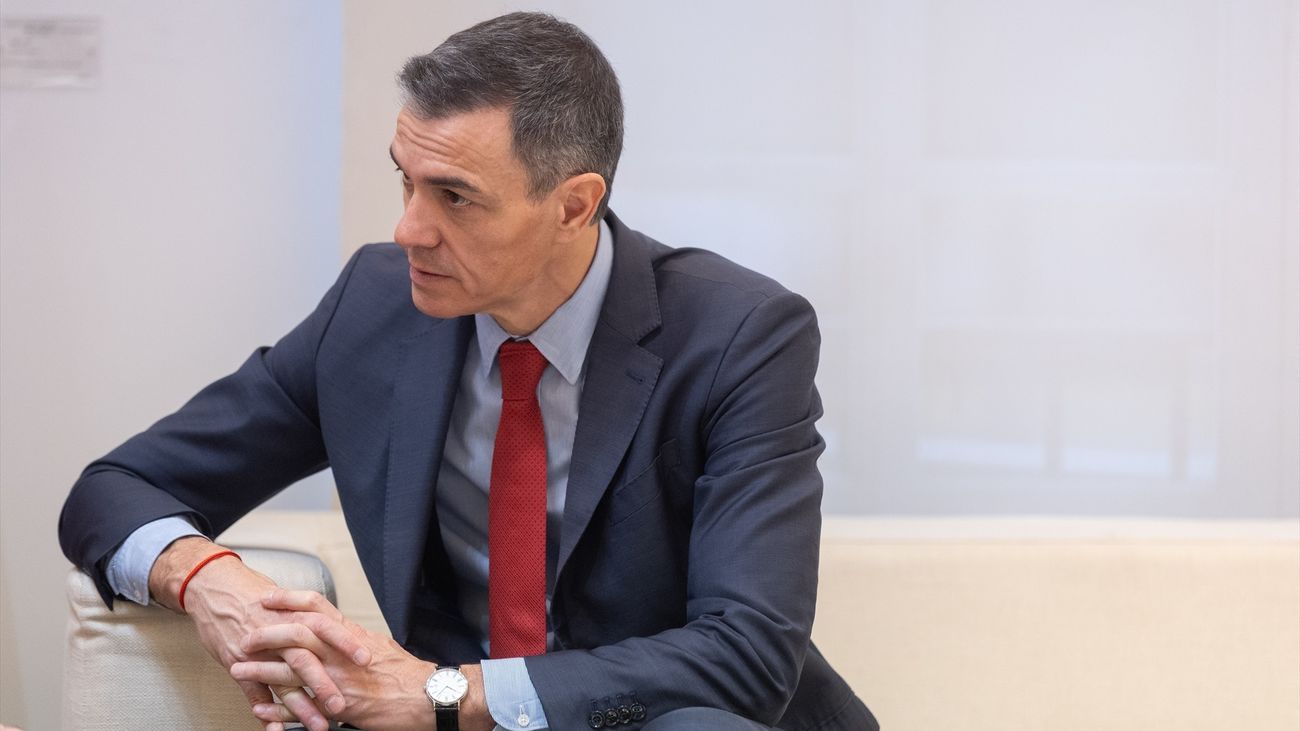 Sánchez dice que los inmigrantes llegan a España atraídos por la economía y no por los "papeles"