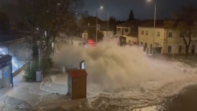 Caos en los accesos a Barajas por la rotura de una tubería de agua: "Era un géiser"