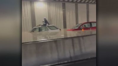 Los bomberos trabajan para desaguar el túnel de la T-4  en Barajas y retirar una decena de vehículos