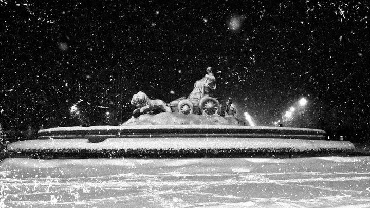Fuente de Cibeles cubierta de nieve