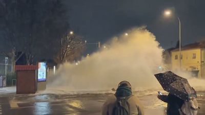 Mañana caótica en el distrito de Barajas por la rotura de una tubería de agua