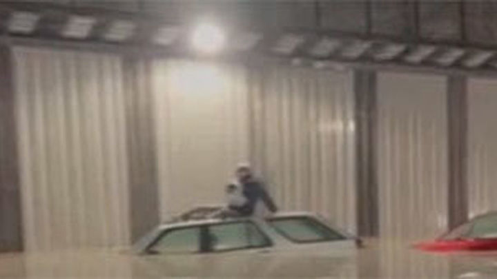 Conductor sobre el techo por la inundación del túnel