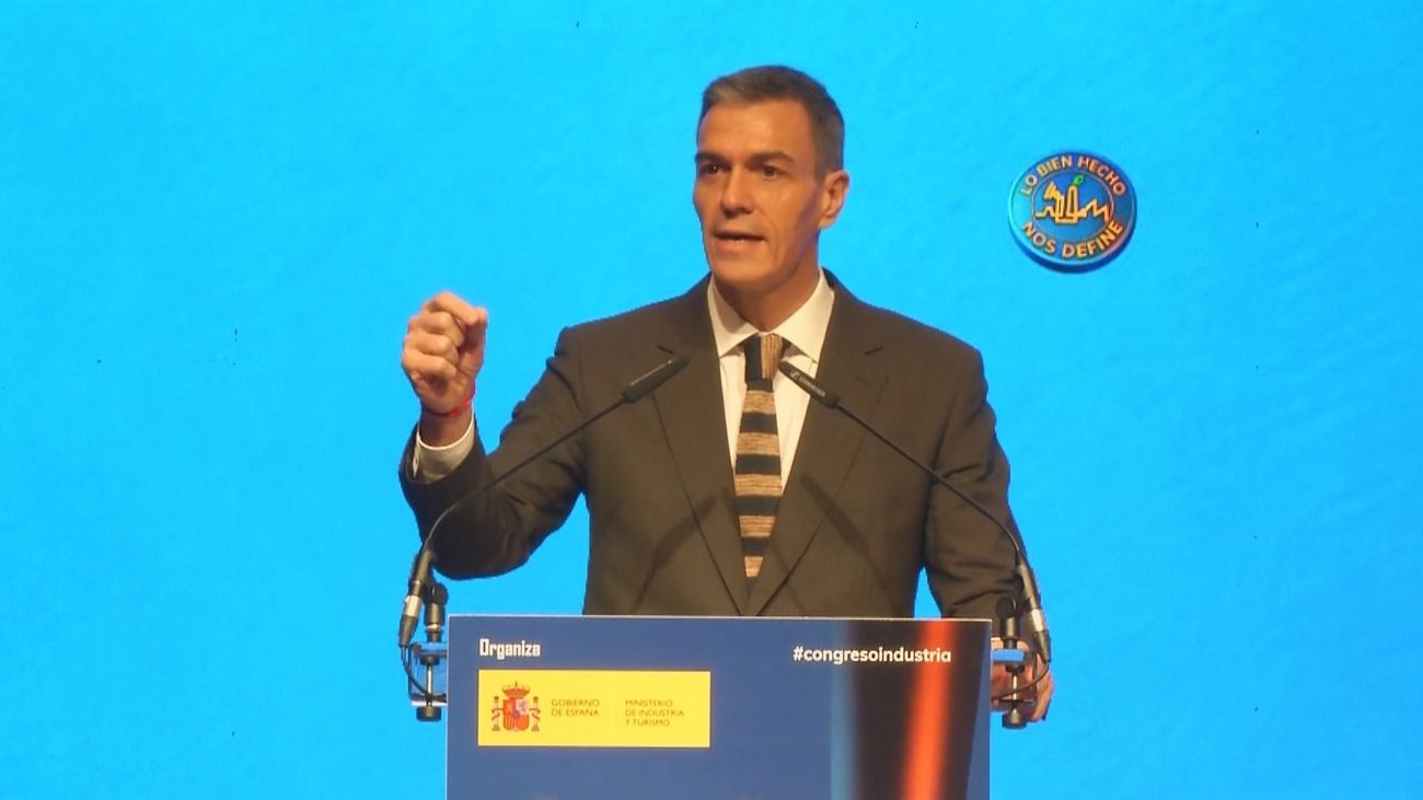 Sánchez se pregunta si queremos la tecnología "para que un oligarca se meta en nuestros móviles"