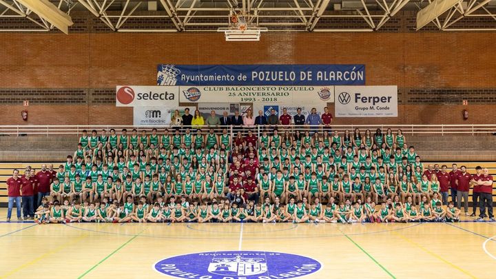 Baloncesto Pozuelo reúne a sus 350 jugadores de los 32 equipos en su tradicional foto de temporada