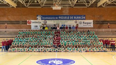 Baloncesto Pozuelo reúne a sus 350 jugadores de los 32 equipos en su tradicional foto de temporada