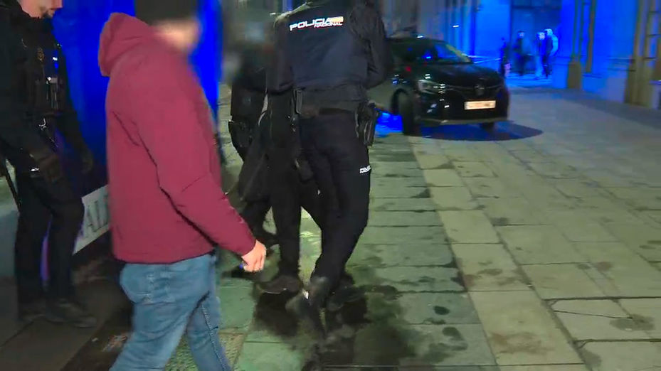 Se niega a pagar el billete de autobús de la EMT y acaba detenido por la Policía en Gran Vía