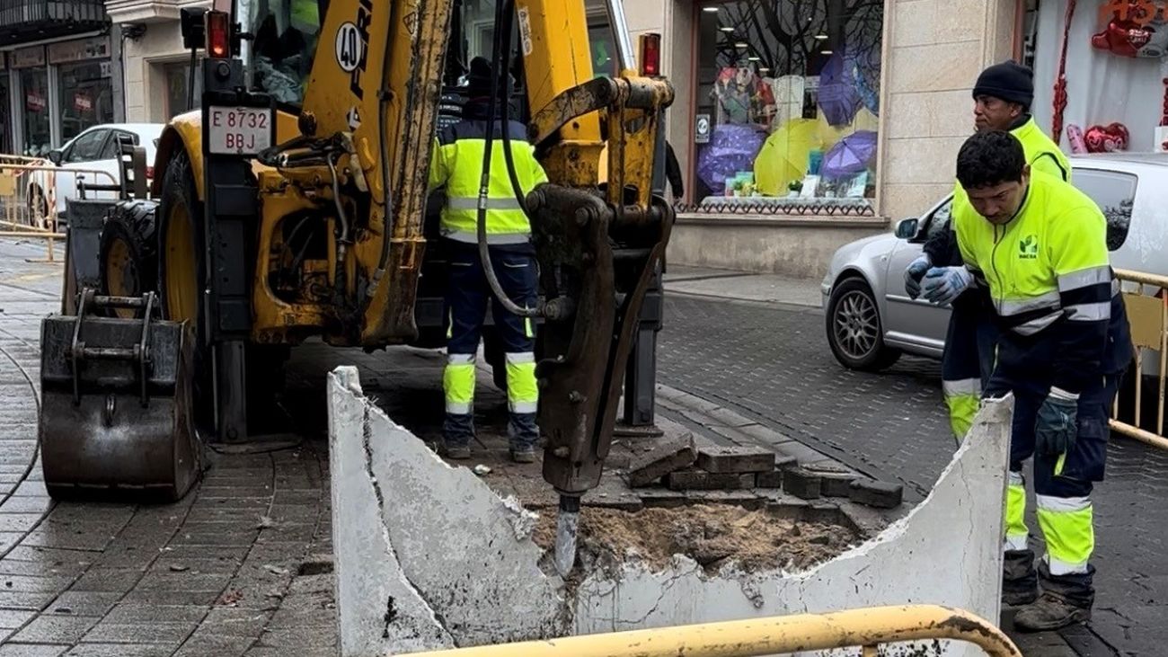 Operarios demuelen contenedores semisoterrados en una calle de Galapagar