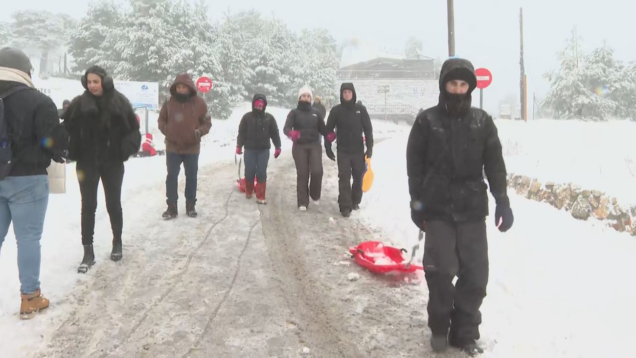Visitantes disfrutan de la nieve en Navacerrada