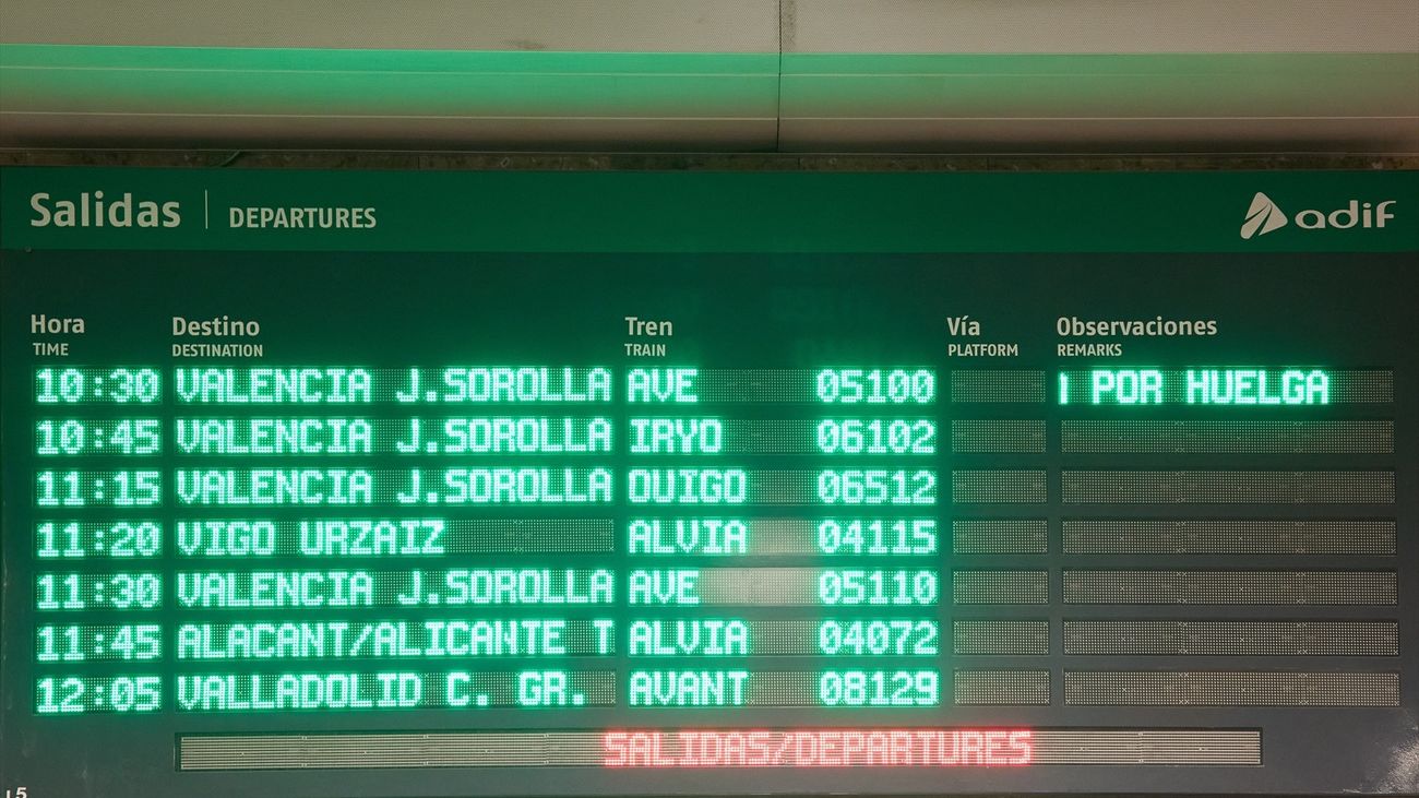 Un marcador indica tren cancelado por huelga