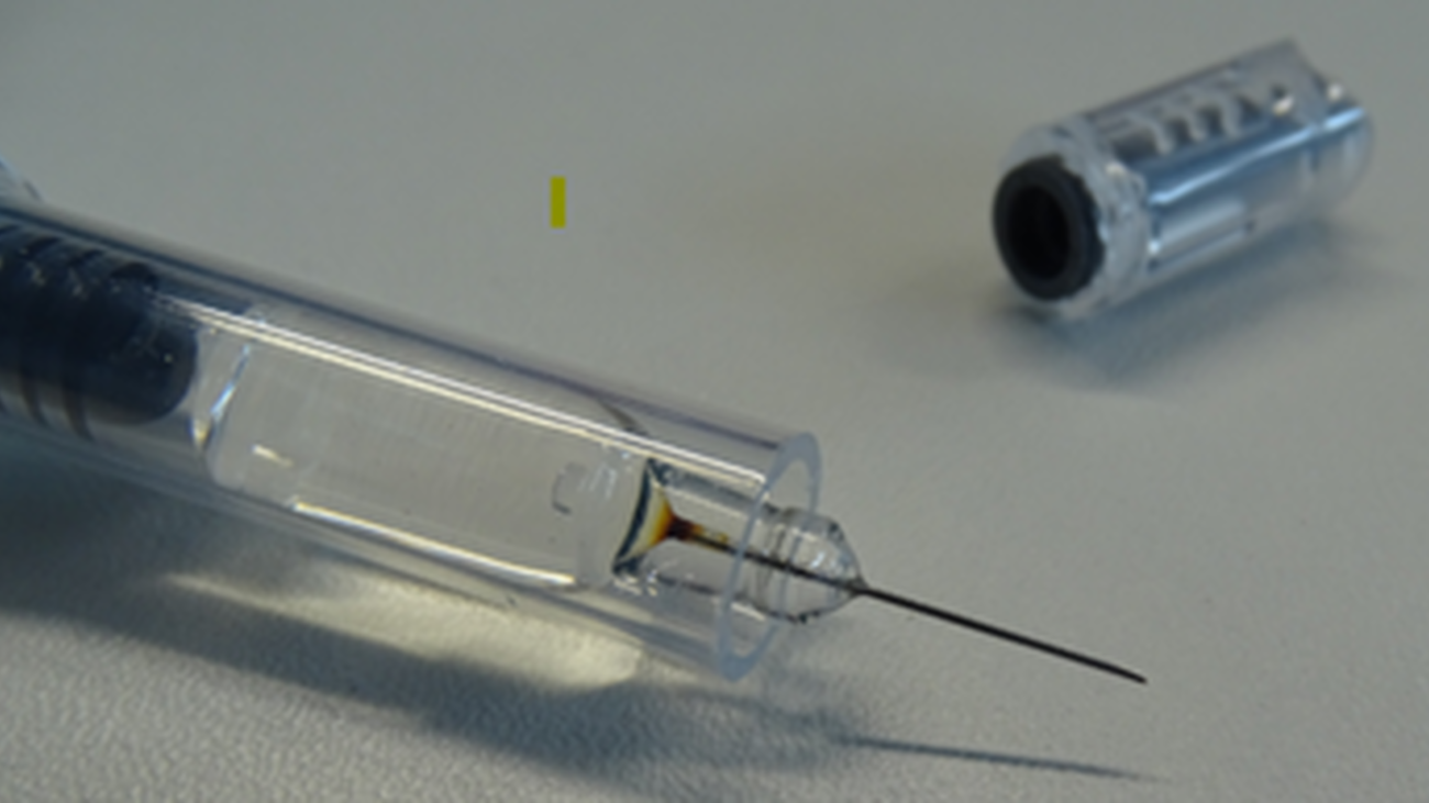 Jeringa precargada con el fármaco Arixtra con la aguja oxidada en la base