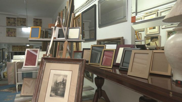 Tres generaciones enmarcando historias: Alba, de 22 años, toma el testigo de Margharetta