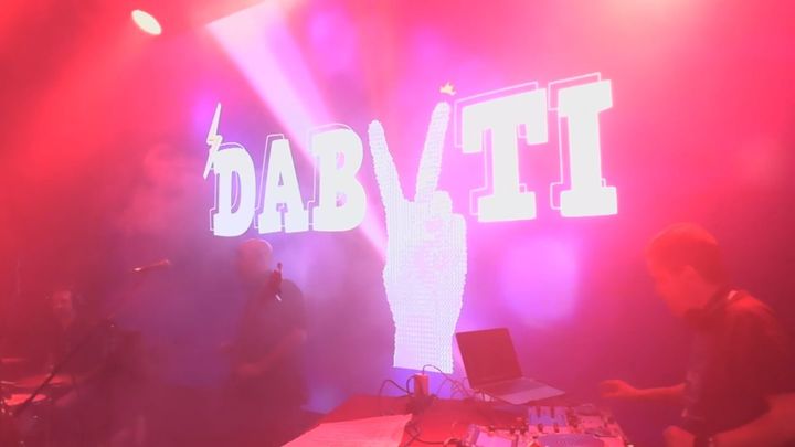 Viajamos en el tiempo a los 80s y 90s con ‘DABUTI’ un tardeo en el Movistar Arena