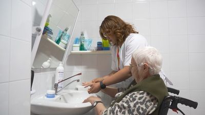 El cuidado de personas dependientes: un gran motor de empleo que necesita profesionales cualificados