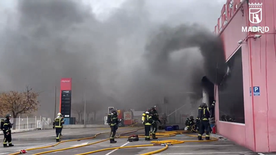 El incendio de un bazar en una nave de Vallecas provoca una gran columna de humo