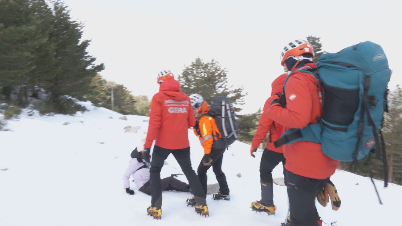 El GERA cuenta con un equipo sanitario en sus rescates de la sierra madrileña: "Ellos nos dicen si hay prisa o no"