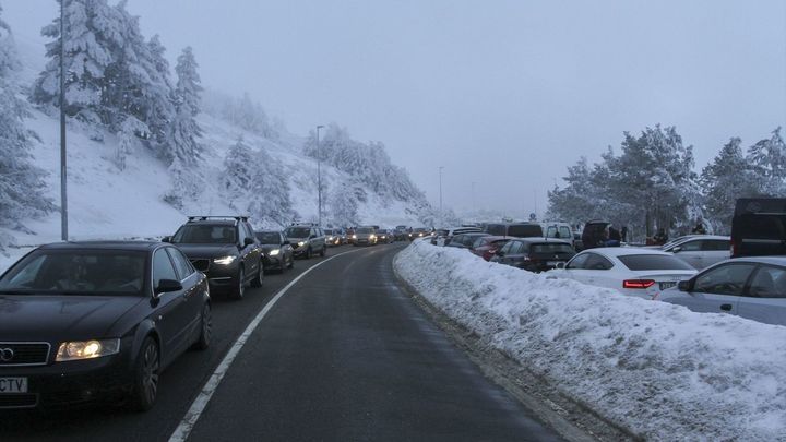 Cortados por nieve y viento el acceso por la M-601 a los puertos de Navacerrada, Cotos, Morcuera y Navafría