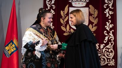 El Antiguo Hospital de Santa María la Rica acoge la entrega del bastón de mando a la alcaldesa de las Águedas