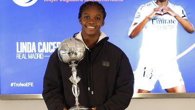 Linda Caicedo recibe el premio la Mejor Jugadora Iberoamericana de 2025