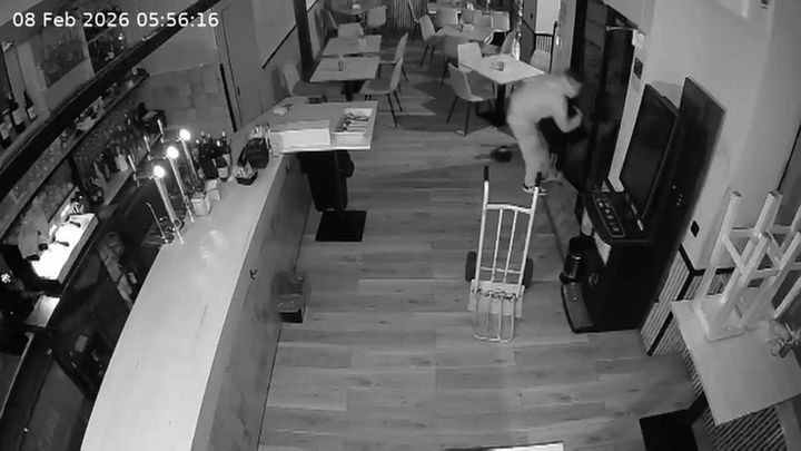 VÍDEO: Se busca al ladrón que robó un bar de Coslada en solo 25 segundos