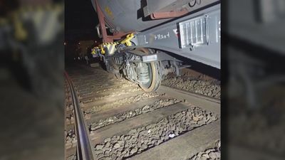 Un tren cargado con mercancías peligrosas descarrila en Irún por rotura de vía