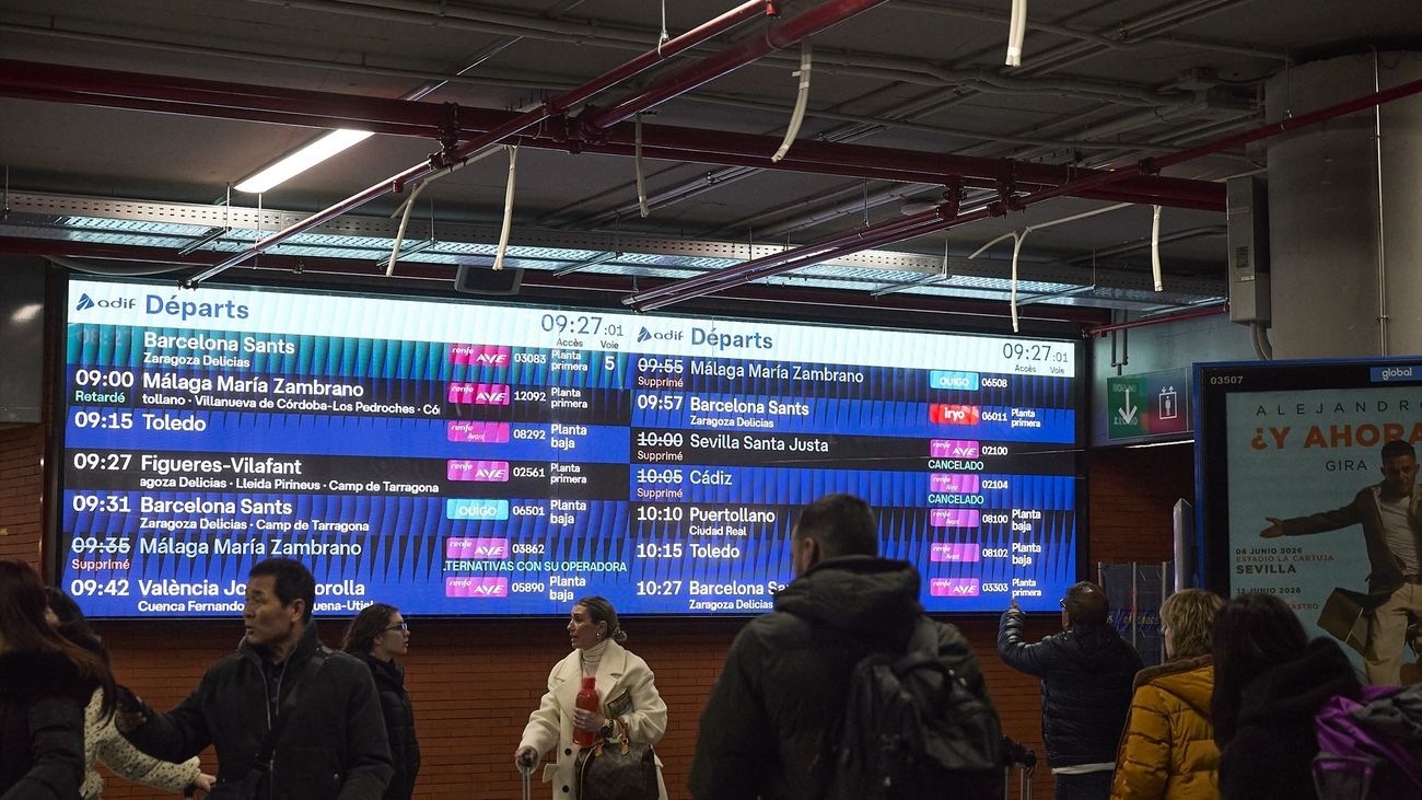 Pantallas de información que indican de retrasos y cancelaciones en la estación de Madrid Puerta de Atocha - Almudena Grandes