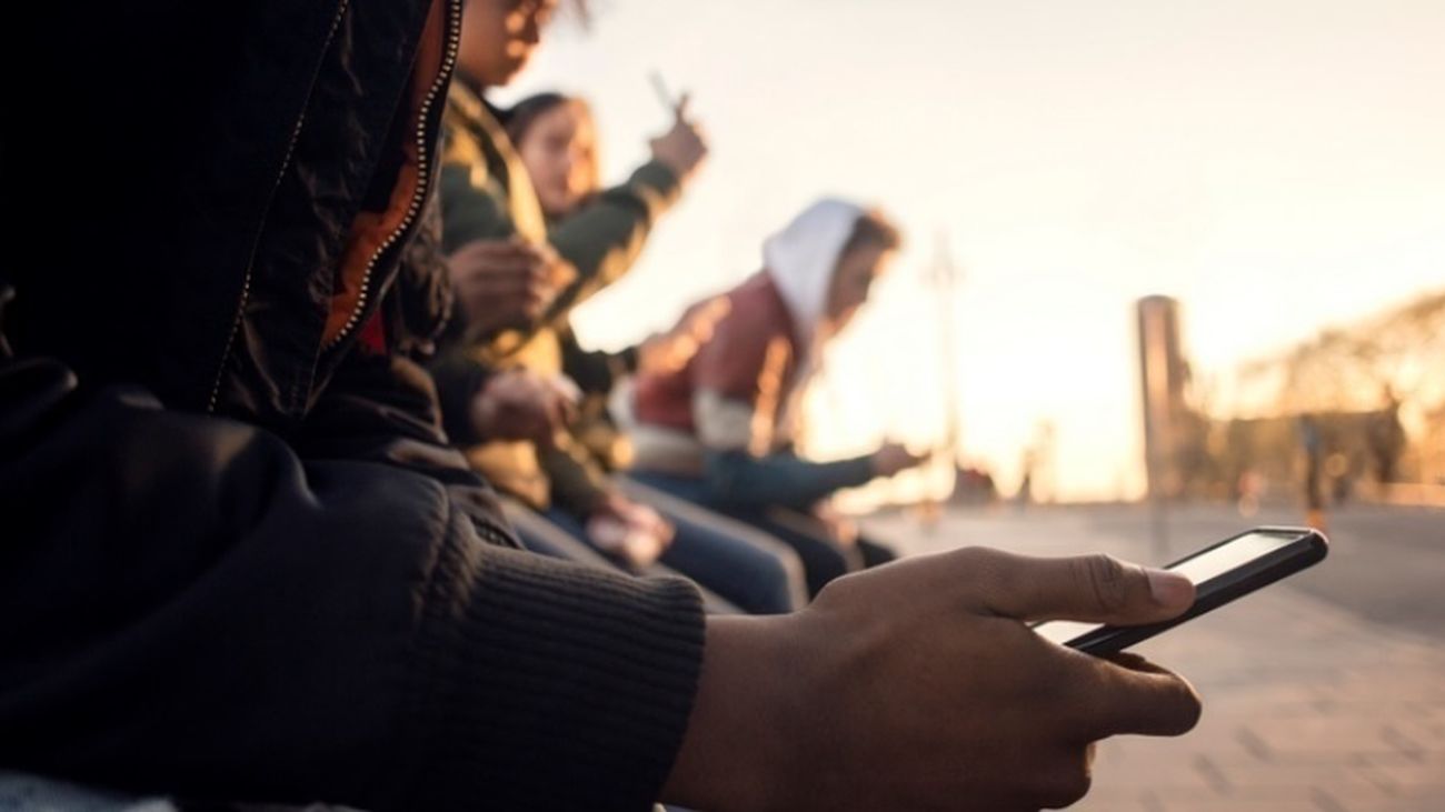 Adolescentes con teléfonos móviles