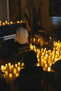 Amor en el aire al ritmo de la música y las velas en el Centro Riojano de Madrid
