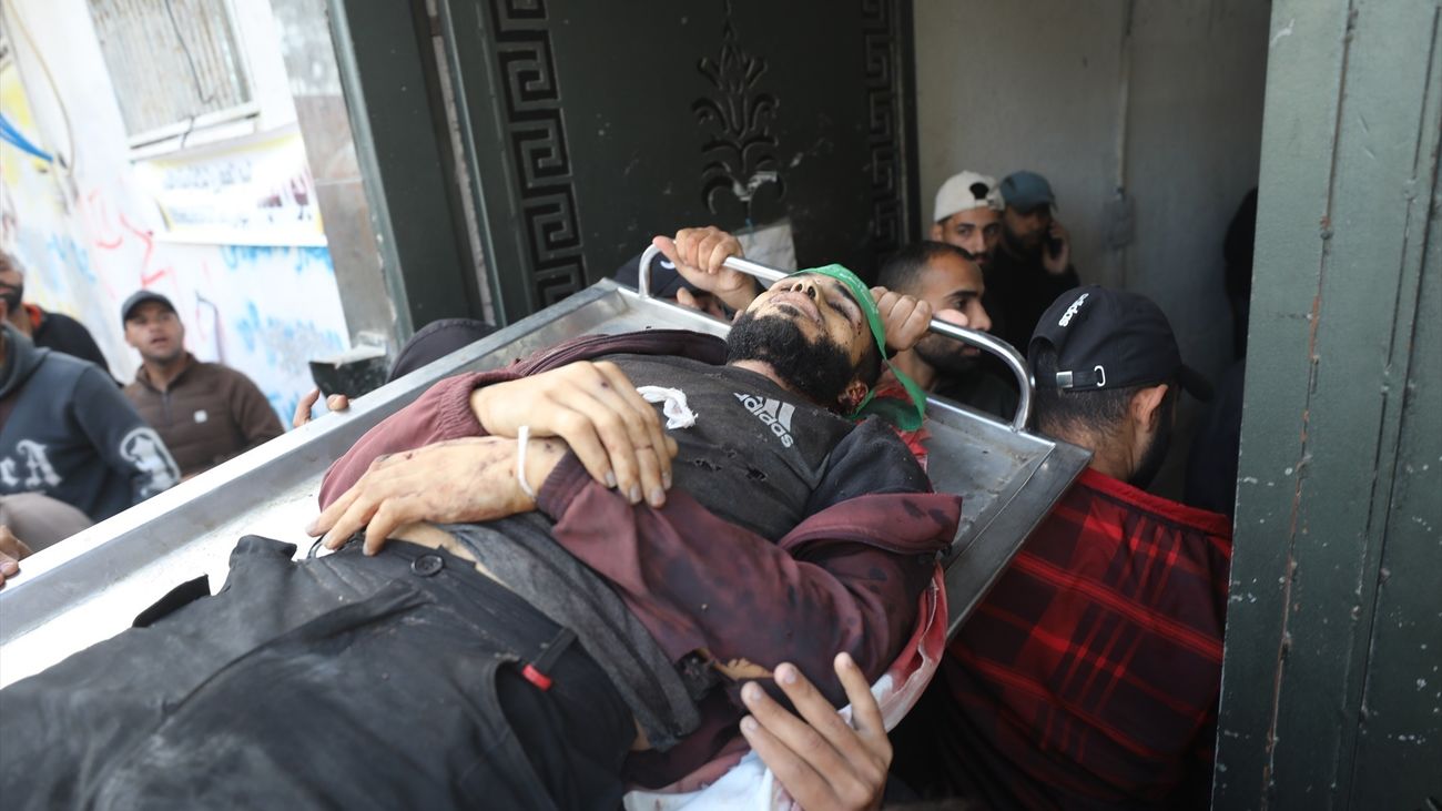 Cadáver de uno de los palestinos abatidos por el Ejército de Israel en Gaza este martes en Ciudad de Gaza