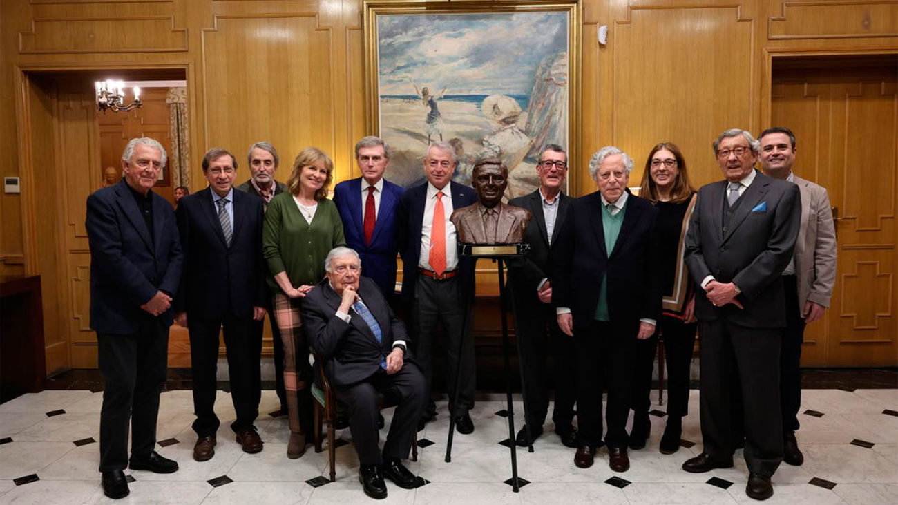 Homenaje de la Asociación de la Prensa a Luis María Ansón
