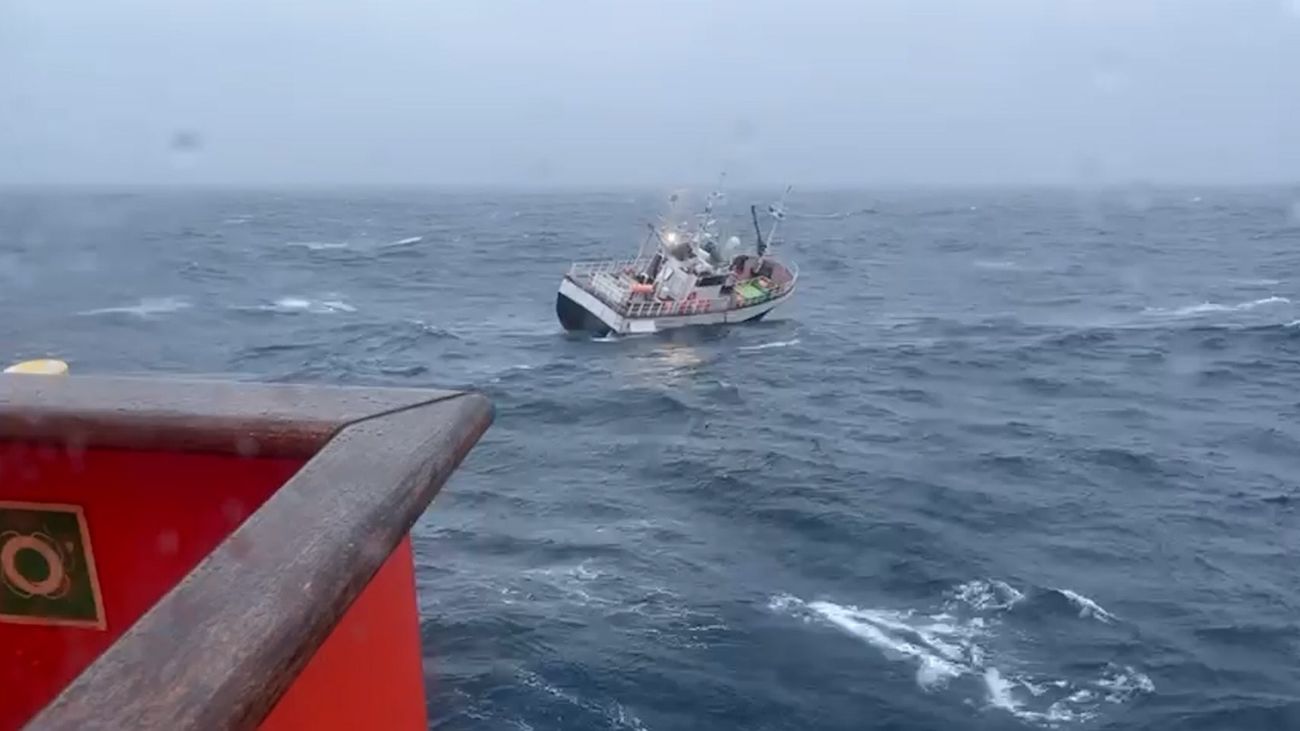 El pesquero Itoitz sigue a la deriva frente a la costa gallega en pleno temporal