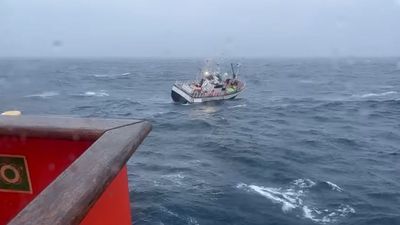 El pesquero Itoitz sigue a la deriva frente a la costa gallega en pleno temporal