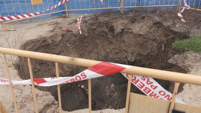Un enorme socavón junto a un parque infantil en Entrevías alarma a los vecinos