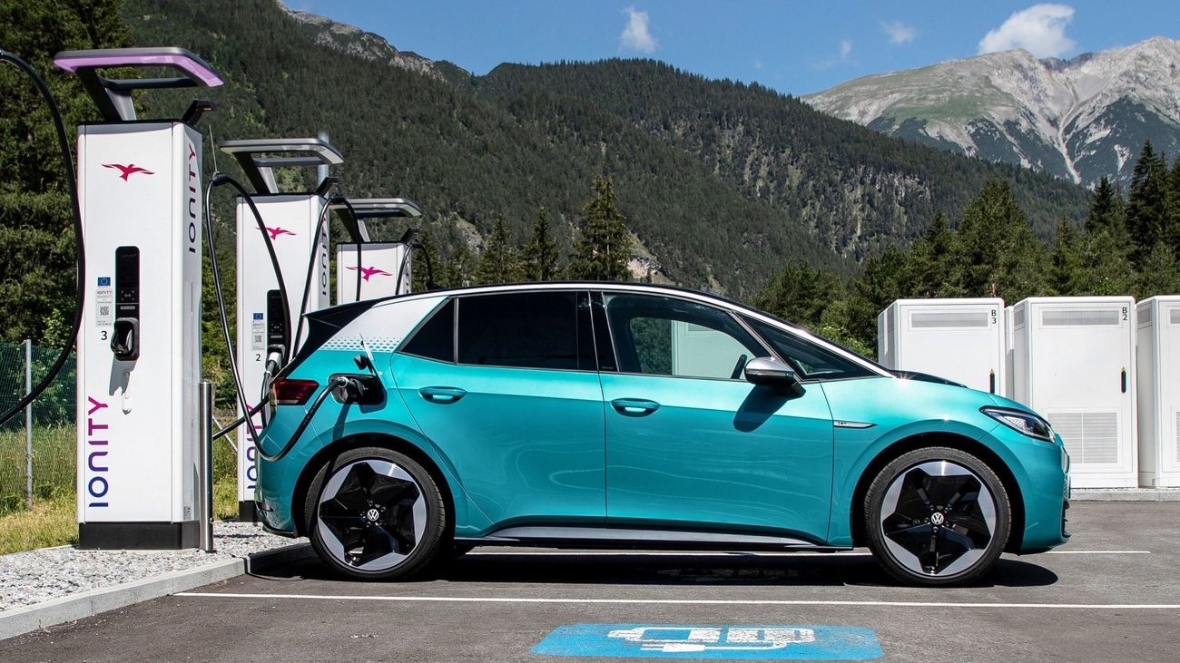 Plan Auto+: ayudas para coches eléctricos a autónomos y pymes